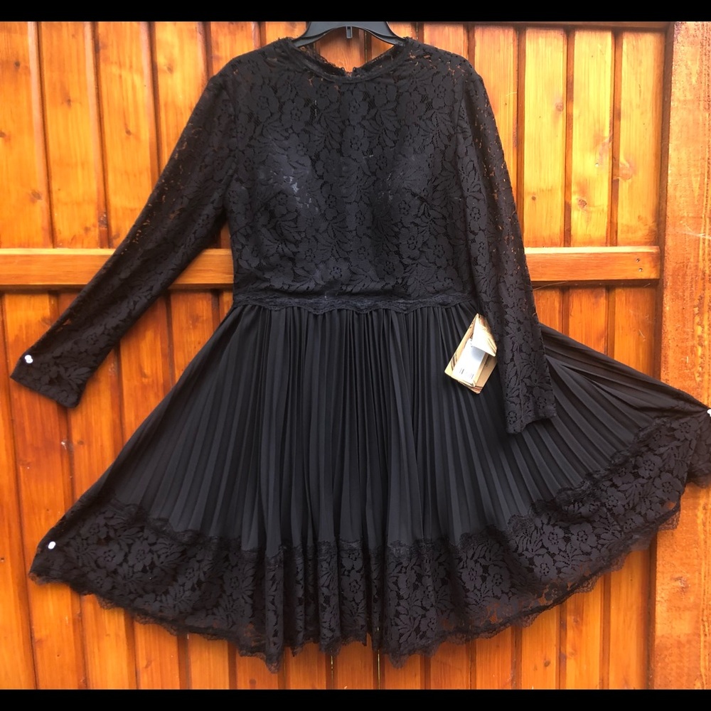 Black lace pleated special occasion dress. - Picture 2 of 7